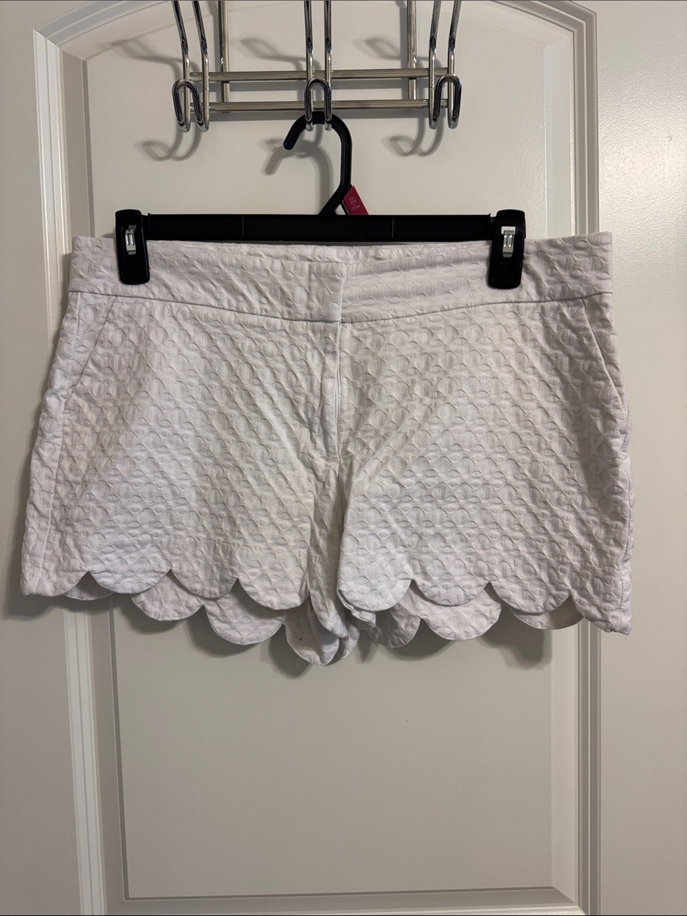 crown & ivy White Scalloped Quilted Womenโs Shorts